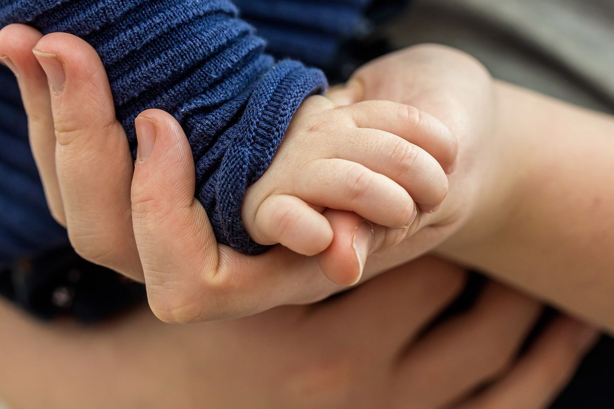 Une mère acculée à des actes atroces : une enfant de quatre jours secouée par sa propre mère