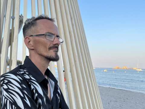 Mort du streameur Jean Pormanove : les autorités françaises impuissantes face aux dangers d’Internet